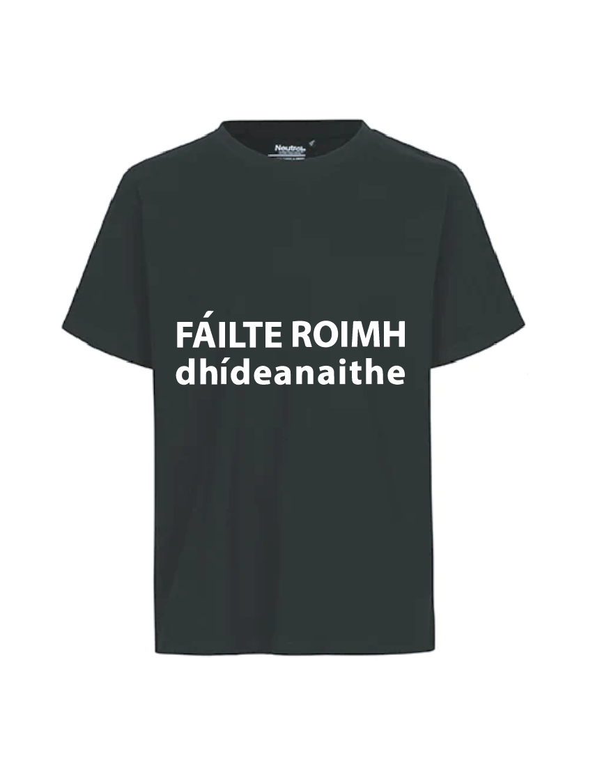 'Fáilte Roimh Dhídeanaithe' T-Shirt - Black