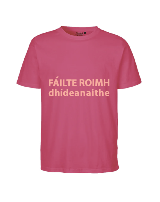 'Fáilte Roimh Dhídeanaithe' T-Shirt - Pink